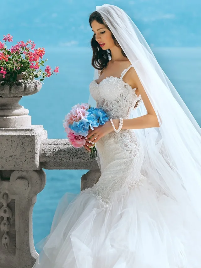 Shahzoda — bal uslubidagi keng etakli libos